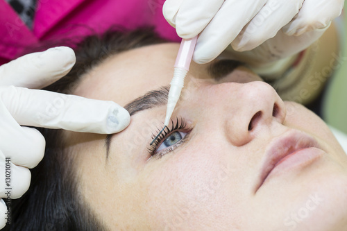 Foto Woman on the procedure for eyelash extensions, eyelashes lamination
