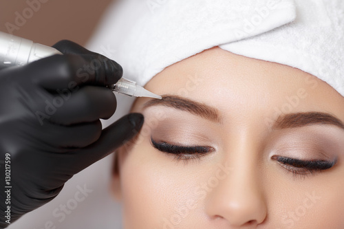 Fotografía Permanent makeup. Tattooing of eyebrows