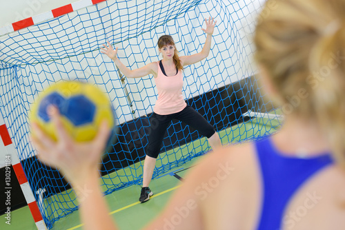 Plakat Kobiety grające w piłkę ręczną, pilnujące celu