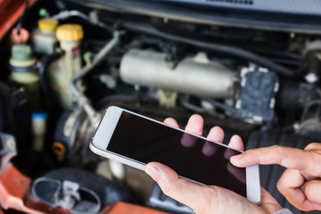 Hand press mobile screen, calling mechanic to fix broken car