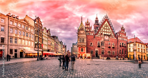 Plakat Wrocławski rynek z ratuszem podczas wieczornego zachodu, Pola