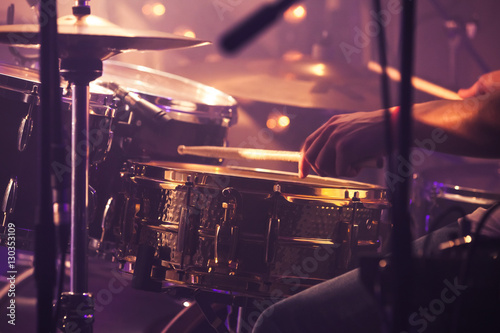 Fotomural Drummer plays on drum set, vintage