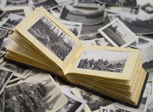 Ancien album photo avec des photos de la guerre de 1940 Poster Mural XXL