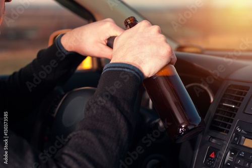 Fotografia, Obraz Young drunk man driving a car and drinking beer