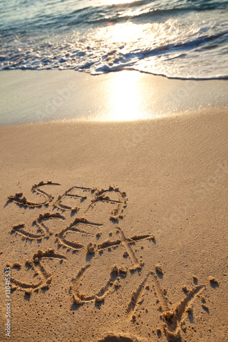Fotografie, Obraz mots sea sex sun écrits en anglais sur le sable sur la plage