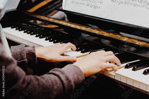 Plakat Odtwarzanie fortepianu / rąk grających na klawiszach fortepianu