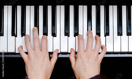 Plakat Odtwarzanie fortepianu / rąk grających na klawiszach fortepianu