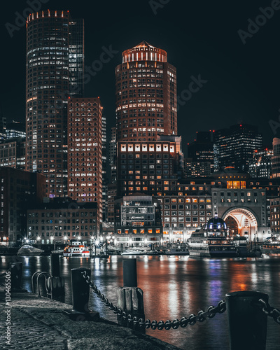 port-w-bostonie-i-nabrzeze-w-nocy