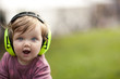 Portrait eines Kleinkindes mit Gehörschutz