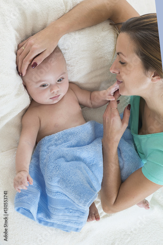 Plakat portret matki bawi się z dzieckiem po kąpieli
