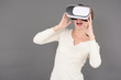 © Volker Witt - Staunende junge Frau mit VR Brille