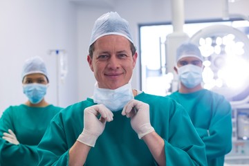 Poster - Team of surgeons wearing surgical mask in operation theater