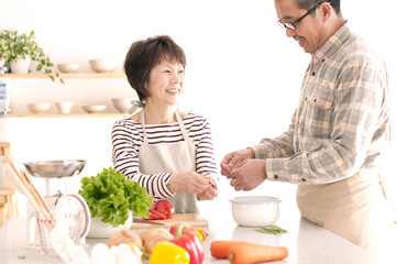 Wall Mural - 料理をするシニア夫婦