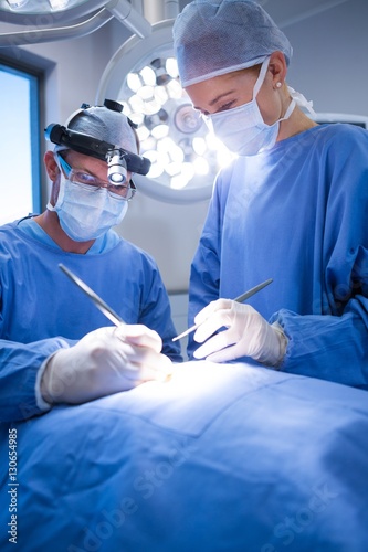 Fotomural Surgeons performing operation in operation theater