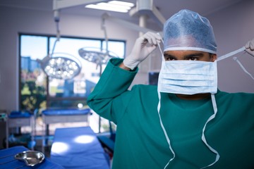 Poster - Male surgeon wearing surgical mask in operation theater