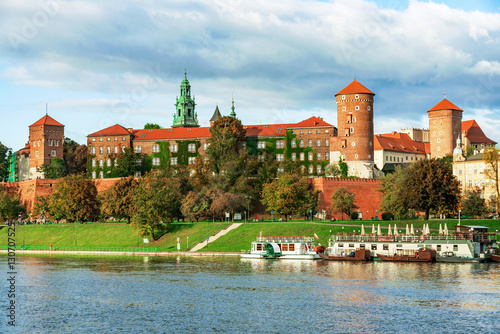 wawel-w-krakowie-widok-na-zamek-z-brzegu-wisly-w-pogodny-dzien