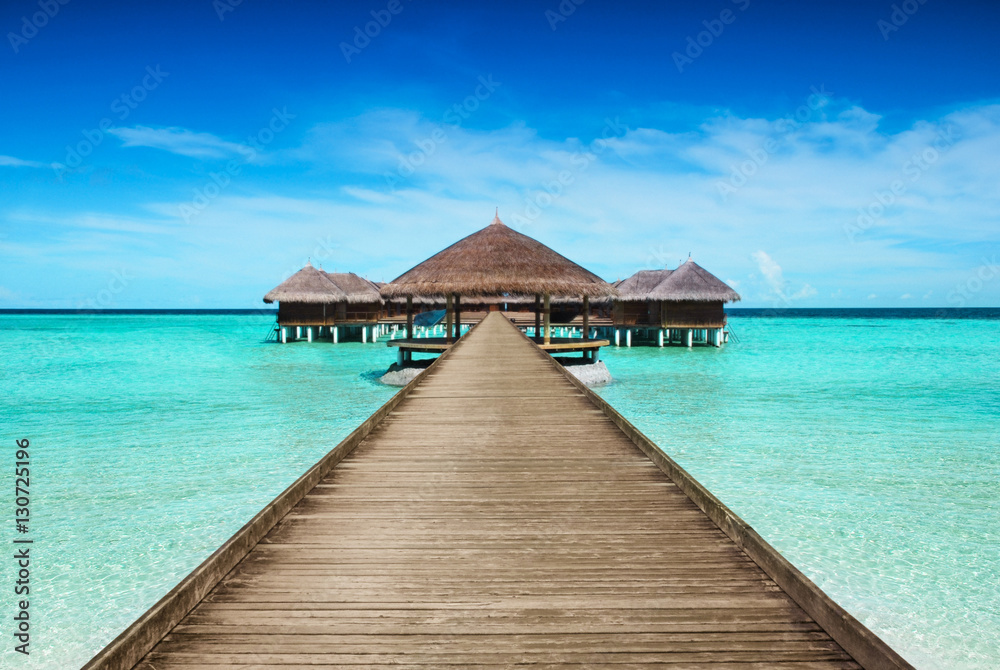Resort mit Bootssteg im Urlaub auf Malediven - obrazy, fototapety, plakaty 
