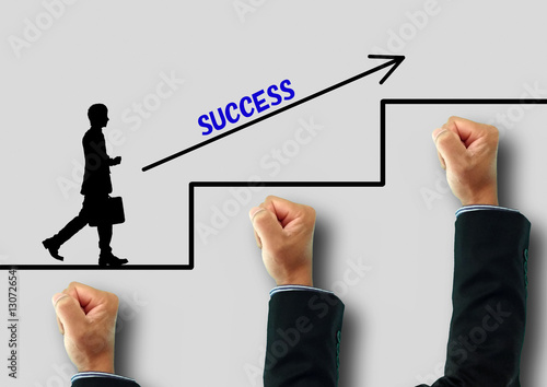 ビジネスマンの手と階段を上るビジネスマンのシルエットでビジネスの成功のイメージ
