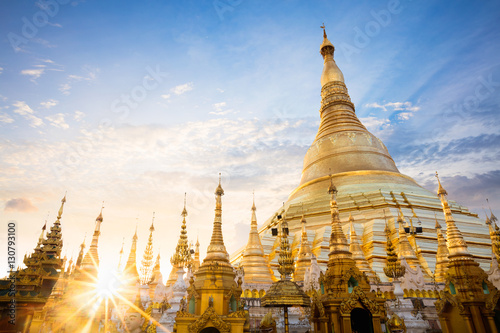 Cuadros en Lienzo Shwedagon pagoda at sunset, Yangon Myanmar