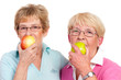 senioren ernähren sich gesund mit einem apfel