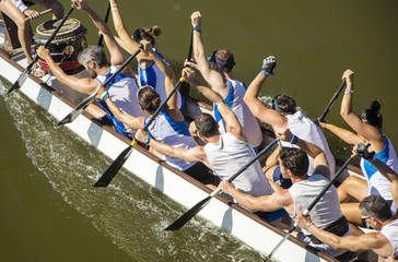 squadra di canottaggio mista durante una regata