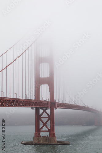 Fototapeta most we mgle  zamglony-most-zlote-wrota