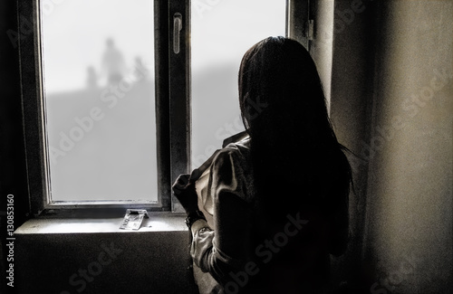 Fotografía woman looking out her apartment window