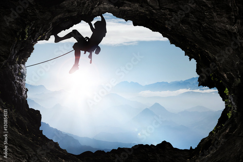 Cuadros en Lienzo Bergsteiger im Hochgebirge an einem Höhlenausgang