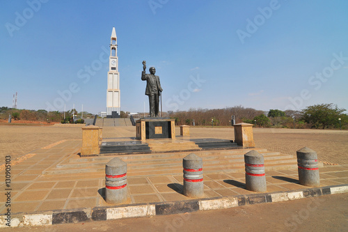 Zdjęcie XXL Wieża wojenna z czasów I wojny światowej i II wojny światowej w Lilongwe z posągiem pierwszego prezydenta Dr Bandy