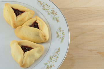 Wall Mural - Hamantaschen raspberry pastries on white plate