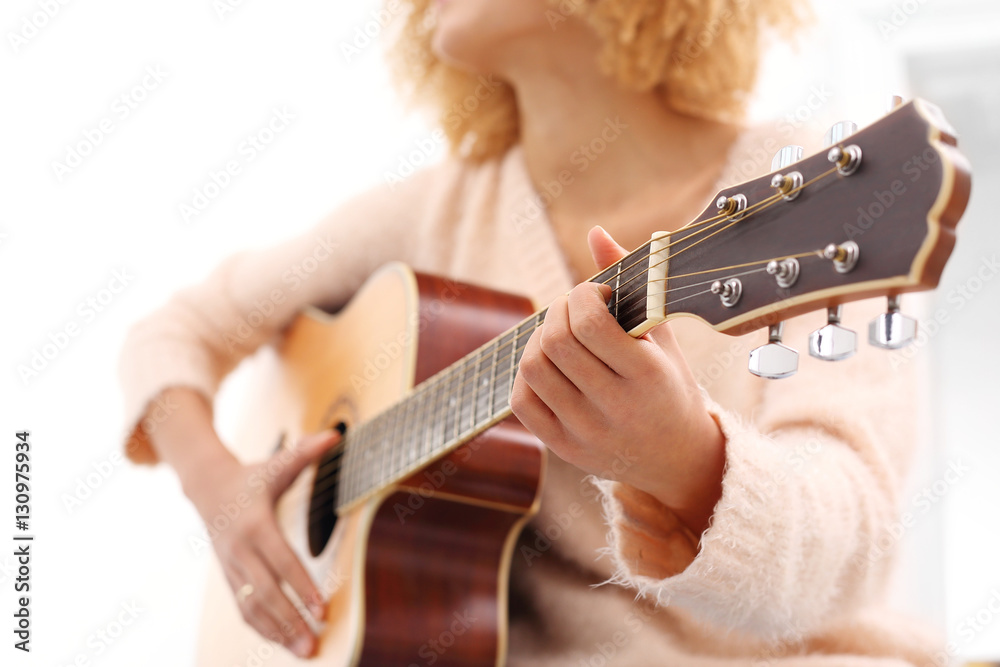 Gitara akustyczna. Dziewczyna gra na gitarze. - obrazy, fototapety, plakaty 