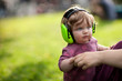 Portrait eines Kleinkindes mit Gehörschutz 