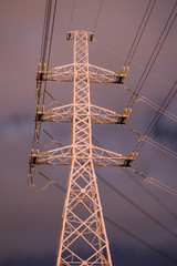 Electricity pylon mask connecting electric current across the co