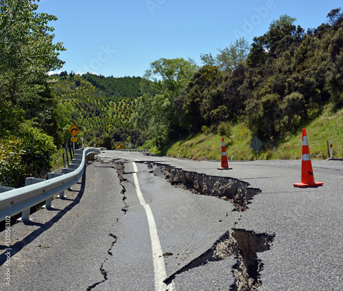 Fototapeta Ogromne pęknięcia na wzgórzach Hunderlee po trzęsieniu ziemi w Kaikoura
