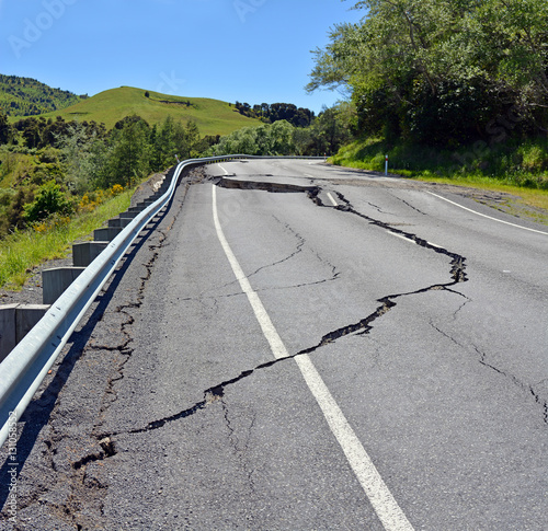 Fototapeta Ogromne pęknięcia na wzgórzach Hunderlee po trzęsieniu ziemi w Kaikoura w Nowej Zelandii.