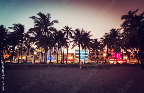 Zdjęcie XXL Ocean Drive Street z oświetlonymi budynkami, South Beach