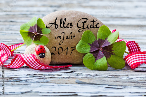 Poster vierblättrige Kleeblätter, Marienkäfer und Stein auf Holz, Alles Gute im Jahr 20