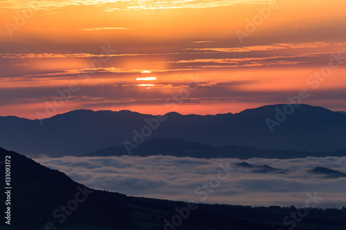昇る朝日と雲海 蒜山高原 鬼女台 きめんだい 展望休憩所より Photo Stock Adobe Stock 昇る朝日と雲海 蒜山高原 鬼女台 きめんだい 展望休憩所より Photo Stock Adobe Stock