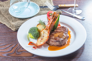 Canvas Print - prawn and steak