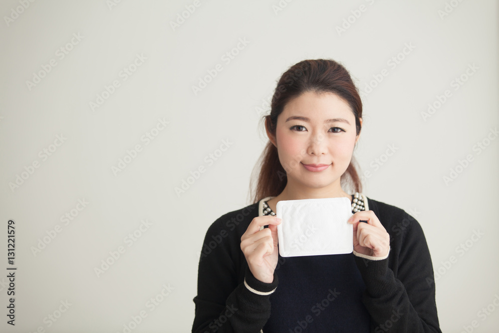 カイロを貼る女性・白バック