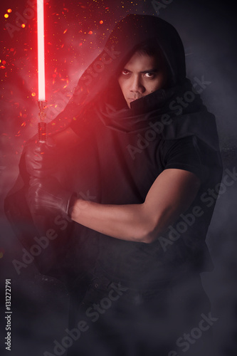 Guerrier tenant un sabre laser rouge Tableau sur Toile