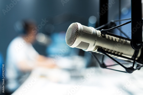 Fotografía young man dj works in modern broadcast studio