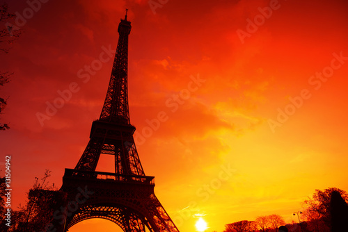 Plakat Sylwetka wieży Eiffla w wieczornym świetle słońca w Paryżu we Francji