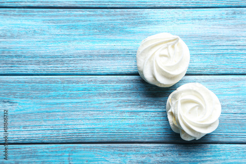 Fotomural Tasty meringue cookies on blue wooden table