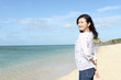 © Liza5450 - 南国沖縄の美しいビーチで寛ぐ女性