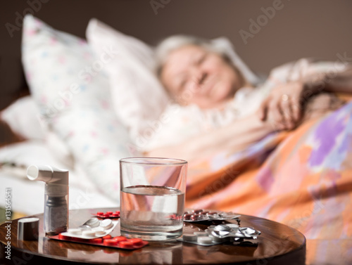Fotografia Sick old woman lying in bed at home