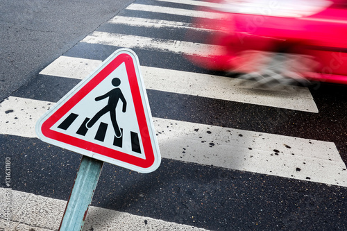 Fotografía piéton passage traverser danger voiture accident prudence march