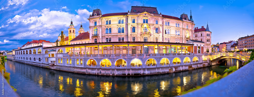 Obraz na płótnie Ljubljana riverfront panorama evening view w salonie