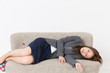 © miya227 - ソファーで眠る女性