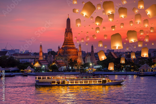 Photo Wat arun and cruise ship in night time and floating lamp in yee peng festival un